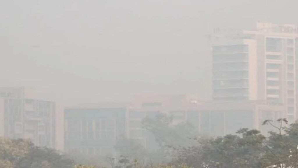 Air Pollution: અમદાવાદમાં વાયુ પ્રદૂષણ ખતરનાક સ્તરે પહોંચ્યું, AQI 400નો આંકડો વટાવી ગયો