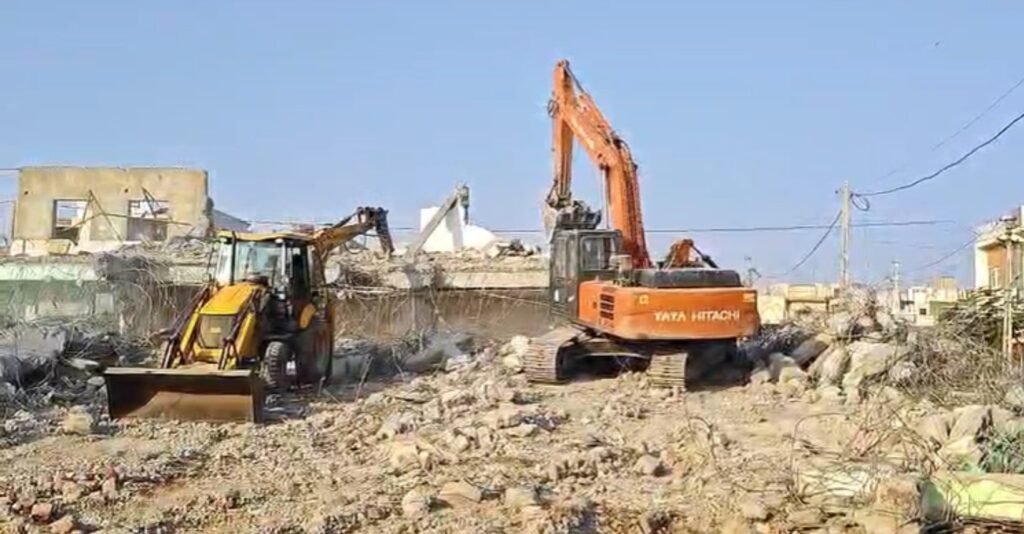 Gandhidham News: મહાનગર પાલિકાએ એક મસ્જિદ સહિત 20 જેટલા કોમર્શિયલ અને રહેણાંક દબાણો દૂર કર્યા