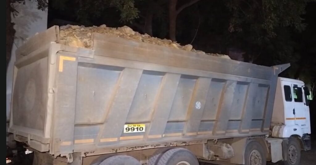 Bhavnagar News: બેફામ બનેલા ખનીજ ચોરો સામે કાર્યવાહી, ગ્રામ્ય મામલતદારે ઓવરલોડ ખનીજ ભરેલું ડમ્પર ઝડપ્યું