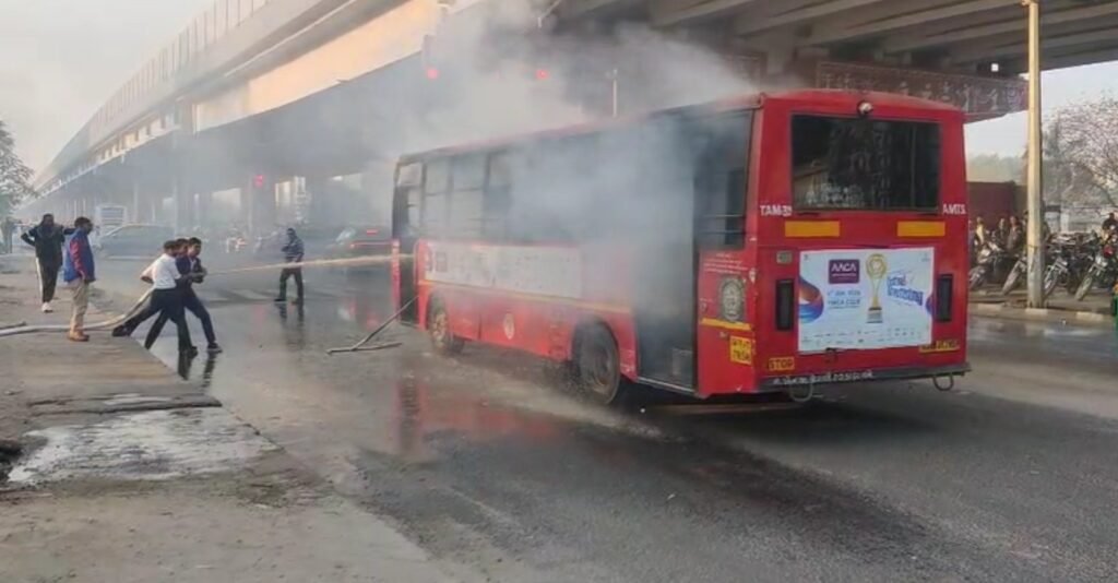 Ahmedabad News: સોલા સિવિલ પાસે AMTS બસમાં આગ લાગતા અફરાતફરી મચી, મુસાફરોના જીવ તાળવે ચોંટ્યા