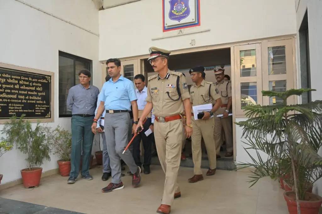 Ahmedabad News: એક ઝાટકે શહેરના 27 PIની આંતરિક બદલી કરી, લિવ રિઝર્વમાં રહેલા 8 PIને નિમણૂક અપાઈ