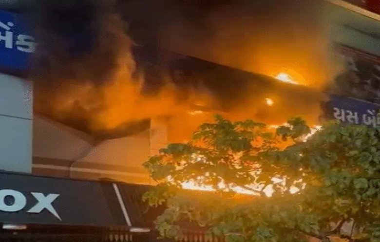 Rajkot News: જિલ્લા પંચાયત ચોક ખાતે આવેલી યસ બેંકમાં આગ લાગી, મોટું નુકસાન થયાનો અંદાજ