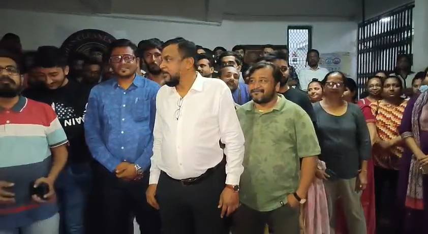 Ahmedabad News: શહેરમાં મોડી રાત્રે તંત્રએ PGને સીલ મારી દીધું, સેંકડો યુવક અને યુવતીઓમાં રોષ